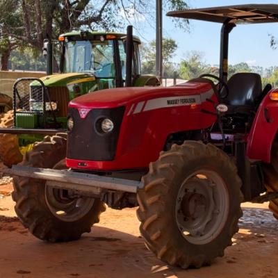 TRATOR MASSEY FERGUSON 4283, COR VERMELHA, ANO 2012, NO ESTADO EM QUE SE ENCONTRA.