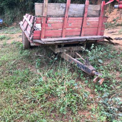 CARRETA AGRICOLA, COR VERMELHA, NO ESTADO EM QEU SE ENCONTRA.