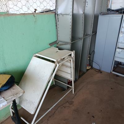 LOTE CONTENDO BENS DIVERSOS, TAIS COMO: ARMÁRIO DE ESCRITÓRIO, CADEIRAS, BEBEDOURO, MACA, PRATELEIRA, MESAS, BALANÇA, CPUS, ENTRE OUTROS, NO ESTADO EM QUE SE ENCONTRAM.