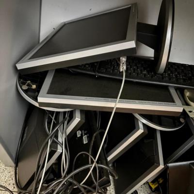 LOTE CONTENDO MATERIAIS DE INFORMÁTICA E FREEZER, NO ESTADO EM QUE SE ENCONTRA.