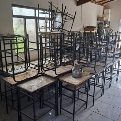 SUCATAS EM GERAL, CONTENDO: 59 CARTEIRAS ESCOLARES, 01 GELADEIRA, 01 ARMARIO DE COZINHA, 05 MONITORES DE COMPUTADOR, 01 MIMIÓGRAFO E 01 IMPRESSORA, NO ESTADO EM QUE SE ENCONTRA.