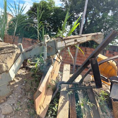 LOTE CONTENDO LAMINA NIVELADORA PNA 3000, NO ESTADO EM QUE SE ENCONTRA.