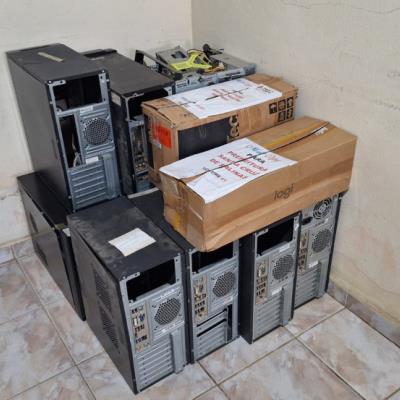 SUCATAS EM GERAL, CONTENDO: 01 GELADEIRA, 12 CPU DE COMPUTADOR, ESTADO QUE SE ENCONTRAM.