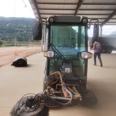 LOTE CONTENDO MÁQUINA VARREDEIRA KARCHER PROFISSIONAL MC 50, NO ESTADO EM QUE SE ENCONTRA.
