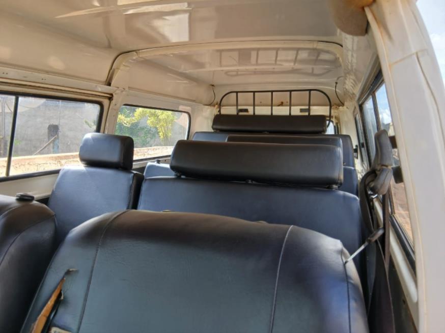 Foto ilustrativa 8 - PAS/MICROÔNIBUS, VW/KOMBI ESCOLAR, BRANCA, ALCOOL/GASOLINA, 15 LUGARES, 2011/2012, CHASSI: 9BWMF07X4CP009773, RENAVAM: 416541640, NO ESTADO EM QUE SE ENCONTRA.