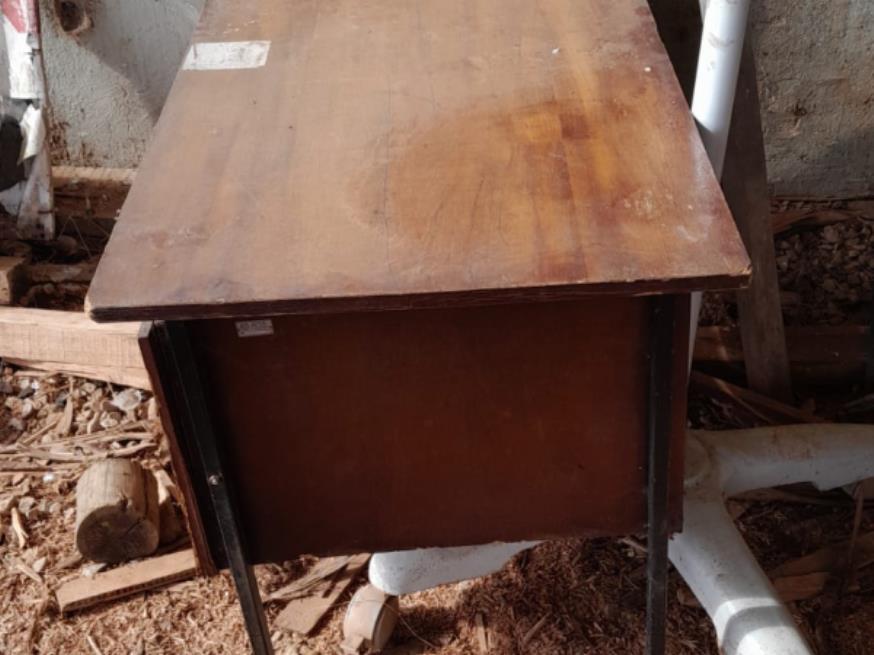 Foto ilustrativa 4 - LOTE CONTENDO SUCATA COM ITENS DIVERSOS, TAIS COMO: CADEIRAS, ARMÁRIOS E MATERIAIS DE INFORMÁTICA, NO ESTADO EM QUE SE ENCONTRA.