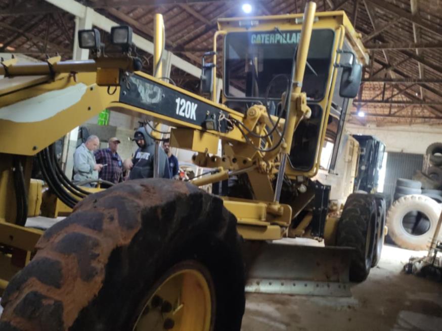 Foto ilustrativa 7 - MOTONIVELADORA CATERPILLAR, 120K, AMARELA, ANO 2014, Nº DE IDENT: CAT0120KLJAP05863, NO ESTADO EM QUE SE ENCONTRA.