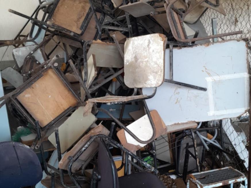 Foto ilustrativa 1 - LOTE CONTENDO SUCATA COM ITENS DIVERSOS, TAIS COMO: CADEIRAS, ARMÁRIOS E MATERIAIS DE INFORMÁTICA, NO ESTADO EM QUE SE ENCONTRA.