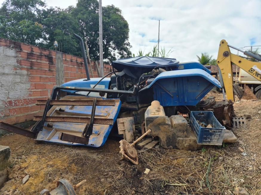 Foto ilustrativa 9 - LOTE CONTENDO  TRATOR NEW HOLLAND DESMONTADO, NO ESTADO EM QUE SE ENCONTRA.