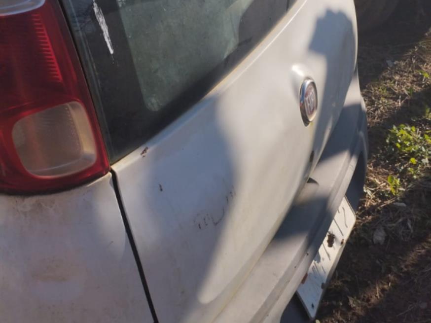 Foto ilustrativa 3 - PAS/AUTOMOVEL FIAT/UNO VIVACE 1.0, ALCOOL/GASOLINA,  2011/2012, BRANCA, CHASSI:9BD195152C0205491 , RENAVAM:335789862 , NO ESTADO EM QUE SE ENCONTRA.