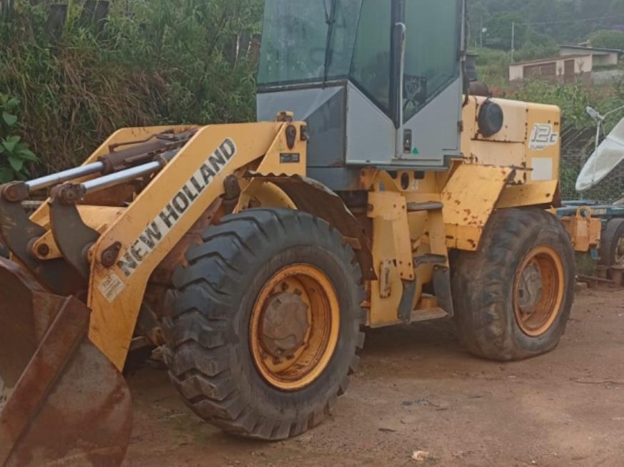 Foto ilustrativa 1 - PÁ CARREGADEIRA NEW HOLLAND 12C, AMARELA, ANO: 2011, SÉRIE: NBAE00879, CHASSI: HBZN012CKBAE00879, NO ESTADO EM QUE SE ENCONTRA.