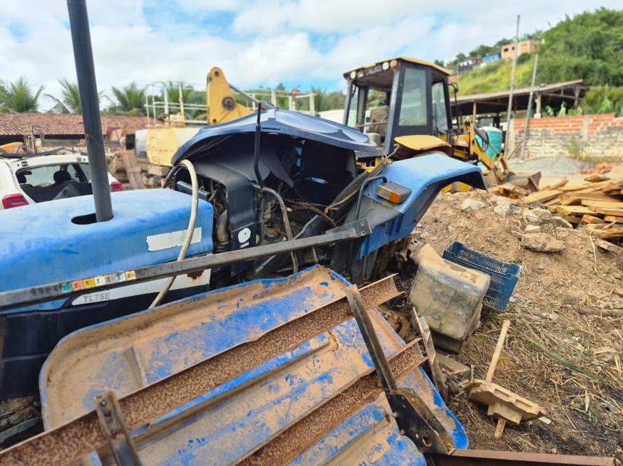 Foto ilustrativa 10 - LOTE CONTENDO  TRATOR NEW HOLLAND DESMONTADO, NO ESTADO EM QUE SE ENCONTRA.