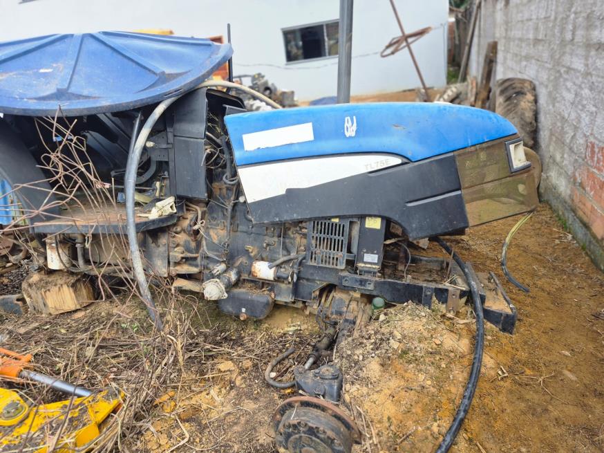 Foto ilustrativa 7 - LOTE CONTENDO  TRATOR NEW HOLLAND DESMONTADO, NO ESTADO EM QUE SE ENCONTRA.