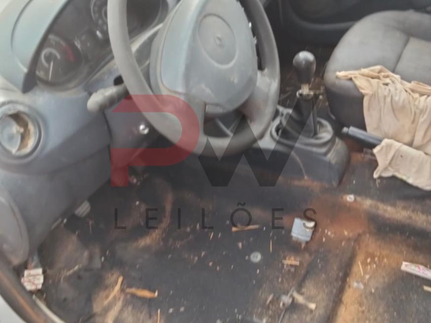 Foto ilustrativa 7 - AUTOMOVEL RENAULT/SANDERO AUT1016V, ALCOOL/GASOLINA, BRANCA, 2013/2014, CHASSI: 93YBSR6RHEJ775633, RENAVAM: 00556618440, NO ESTADO EM QUE SE ENCONTRA.