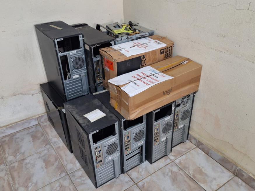 Foto ilustrativa 1 - SUCATAS EM GERAL, CONTENDO: 01 GELADEIRA, 12 CPU DE COMPUTADOR, ESTADO QUE SE ENCONTRAM.