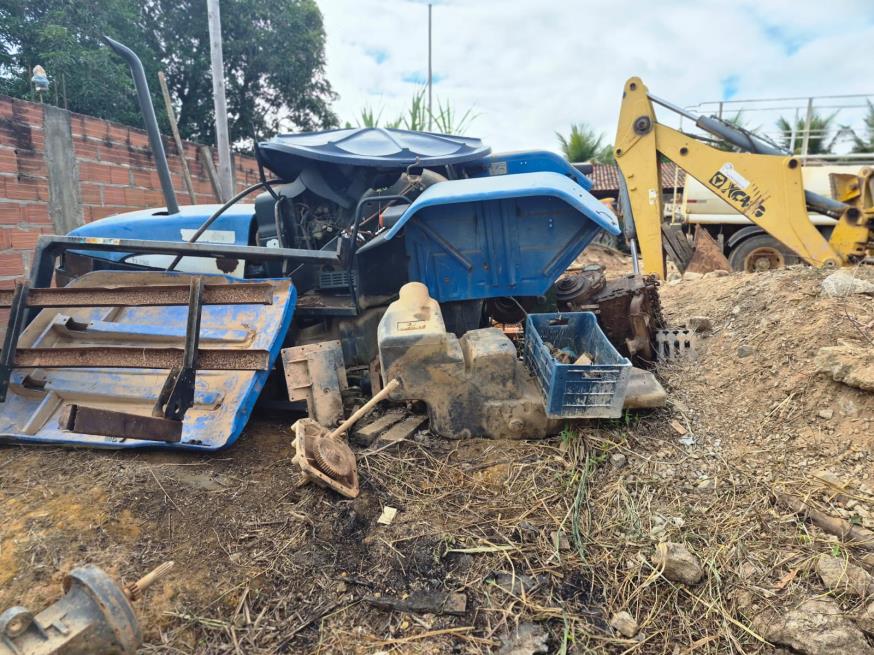 Foto ilustrativa 2 - LOTE CONTENDO  TRATOR NEW HOLLAND DESMONTADO, NO ESTADO EM QUE SE ENCONTRA.
