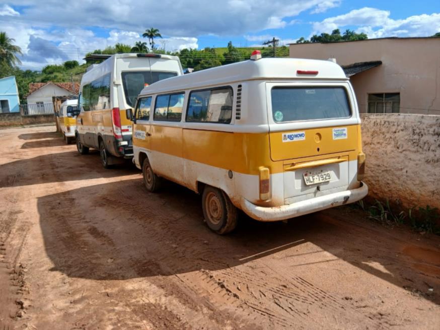 Foto ilustrativa 4 - PAS/MICROÔNIBUS, VW/KOMBI ESCOLAR, BRANCA, ALCOOL/GASOLINA, 15 LUGARES, 2011/2012, CHASSI: 9BWMF07X4CP009773, RENAVAM: 416541640, NO ESTADO EM QUE SE ENCONTRA.
