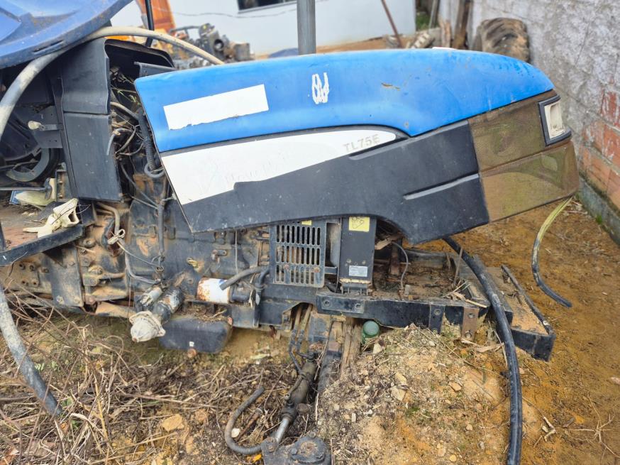 Foto ilustrativa 1 - LOTE CONTENDO  TRATOR NEW HOLLAND DESMONTADO, NO ESTADO EM QUE SE ENCONTRA.