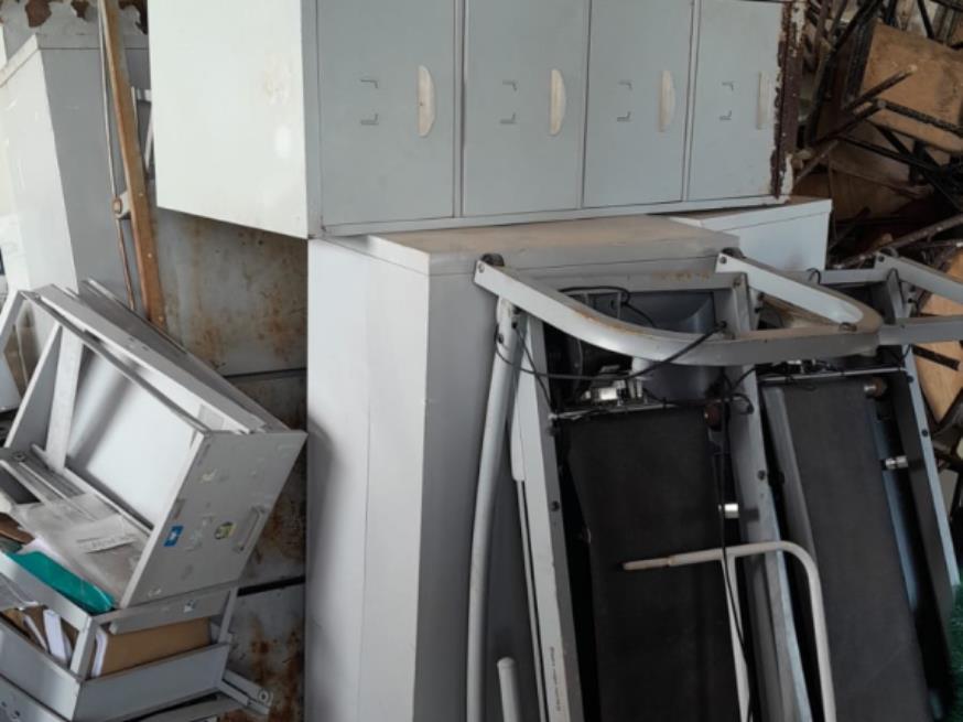 Foto ilustrativa 2 - LOTE CONTENDO SUCATA COM ITENS DIVERSOS, TAIS COMO: CADEIRAS, ARMÁRIOS E MATERIAIS DE INFORMÁTICA, NO ESTADO EM QUE SE ENCONTRA.