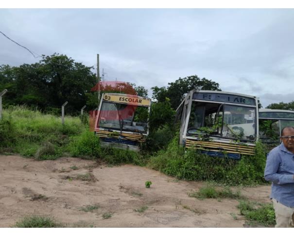 Foto de LOTE CONTENDO SUCATA DE DIVERSOS VEÍCULOS SEM BAIXA (03 ONIBUS, 02 FIORINO, 01 VOYAGE) E 01 LÂMINA DE TRATOR, 01 ROÇADEIRA E 01 CARRETINHA, NO ESTADO EM QUE SE ENCONTRA.