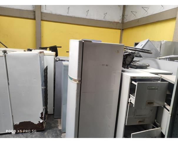 Foto de LOTE COMPOSTO POR SUCATA DE: CAMAS ELÉTRICAS, ELETRODOMÉSTICOS, MOBILIÁRIOS, NO ESTADO EM QUE SE ENCONTRAM.