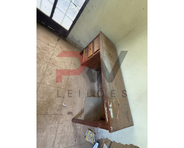 Foto de LOTE CONTENDO SUCATA DE  DIVERSOS BENS, TAIS COMO: MADEIRAS, ARMÁRIOS, COLCHONETES, CADEIRAS, MESAS ESCOLARES, EXTINTORES, VENTILADORES, CADEIRAS DE RODAS, MACAS, BALANÇAS, ENTRE OUTROS, NO ESTADO EM QUE SE ENCONTRAM.