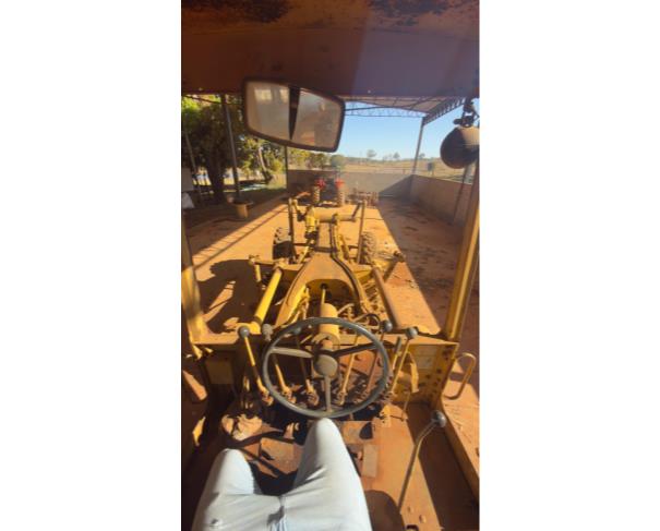 Foto de MOTONIVELADORA CATERPILLAR 120B, COR AMARELA, ANO 1989, NO ESTADO EM QUE SE ENCONTRA.