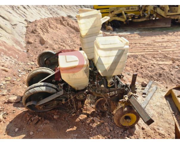 Foto de LOTE CONTENDO UMA PLANTADEIRA TATU 3 LINHAS, NO ESTADO EM QUE SE ENCONTRA.