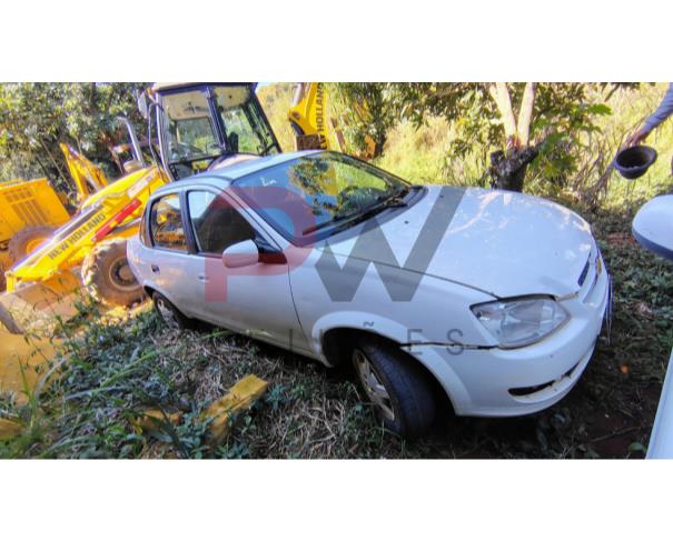 Foto de I/CHEVROLET CLASSIC LS, ALCOOL/GASOLINA, BRANCA, 2014/2015, CHASSI: 8AGSU19F0FR105792, RENAVAM: 01015177082, NO ESTADO EM QUE SE ENCONTRA. 