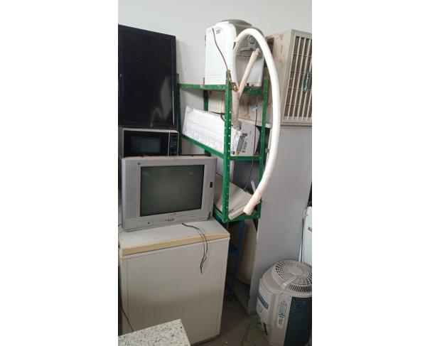 Foto de LOTE CONTENDO ELETRODOMÉSTICOS E ELETRÔNICOS, TAIS COMO: IMPRESSORAS, VENTILADORES, TVS, GELADEIRA, MÁQUINA DE LAVAR ROUPA, FREEZER, BEBEDOURO, MICRO-ONDAS, CAIXAS DE SOM, FOGÃO INDUSTRIAL, AR-CONDICIONADO, ENTRE OUTROS, NO ESTADO EM QUE SE ENCONTRA.