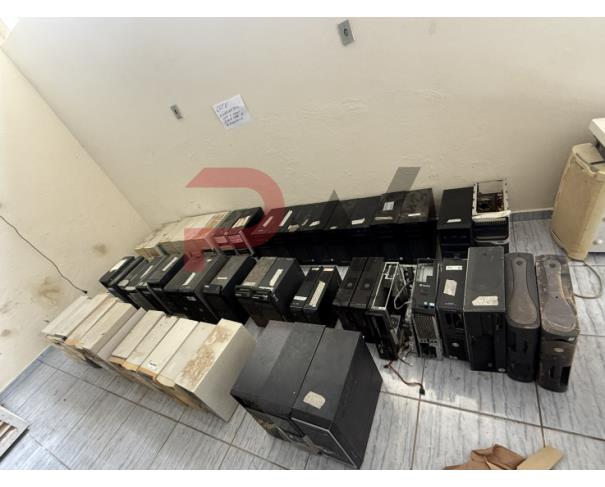 Foto de LOTE CONTENDO SUCATA DE DIVERSOS BENS, TAIS COMO: INFORMÁTICA, FREEZER VERTICAL, BEBEDOURO, AR-CONDICIONADO, ENTRE OUTROS, NO ESTADO EM QUE SE ENCONTRAM.