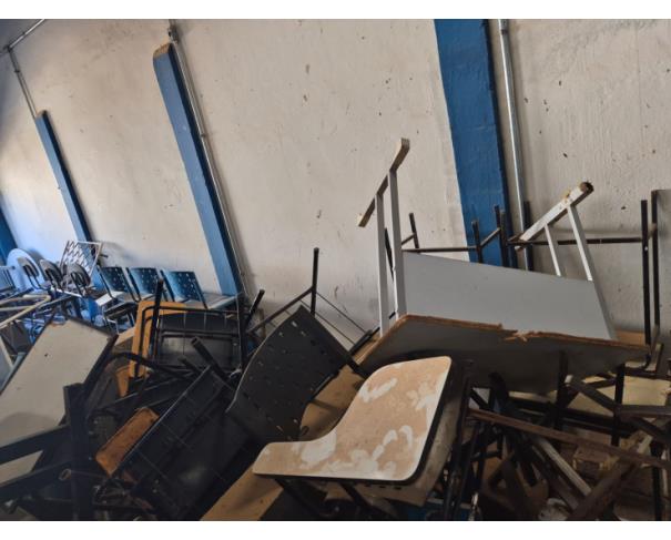 Foto de LOTE CONTENDO SUCATAS DIVERSAS, MOBILIÁRIO (CADEIRAS, ARMÁRIOS) EQUIPAMENTOS DIVERSOS, HOSPITALARES, DENTRE OUTROS, NO ESTADO EM QUE SE ENCONTRAM. 