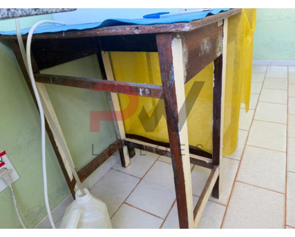 Foto de LOTE CONTENDO MÓVEIS DE ESCRITÓRIO, TAIS COMO: MESAS, ARMÁRIOS E CADEIRAS, NO ESTADO EM QUE SE ENCONTRAM. 