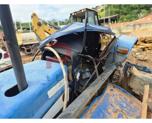 Foto de LOTE CONTENDO  TRATOR NEW HOLLAND DESMONTADO, NO ESTADO EM QUE SE ENCONTRA.