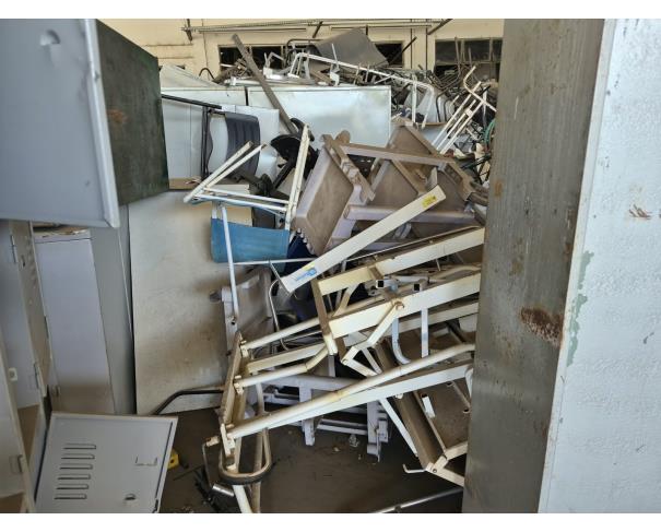 Foto de LOTE COMPOSTO POR SUCATA DE: ARMÁRIOS DE AÇO, MOBILIÁRIOS, DIVERSAS, NO ESTADO EM QUE SE ENCONTRAM.