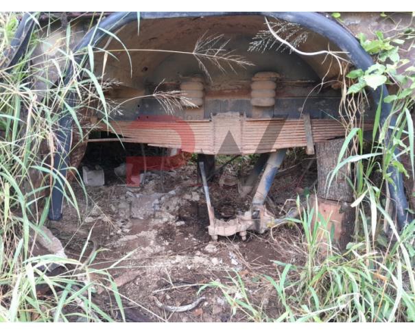 Foto de LOTE CONTENDO SUCATA DE DIVERSOS VEÍCULOS SEM BAIXA (03 ONIBUS, 02 FIORINO, 01 VOYAGE) E 01 LÂMINA DE TRATOR, 01 ROÇADEIRA E 01 CARRETINHA, NO ESTADO EM QUE SE ENCONTRA.