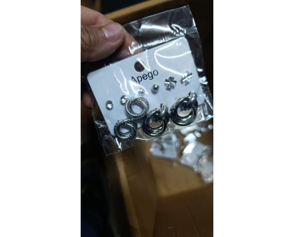 Foto de LOTE CONTENDO 3 MIL ITENS DE BIJUTERIAS, TAIS COMO BRINCOS, COLARES, BRACELETES E PIERCINGS, NO ESTADO EM QUE SE ENCONTRAM.