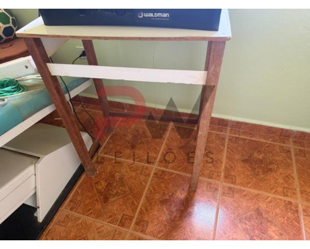 Foto de LOTE CONTENDO MÓVEIS DE ESCRITÓRIO, TAIS COMO: MESAS, ARMÁRIOS E CADEIRAS, NO ESTADO EM QUE SE ENCONTRAM. 