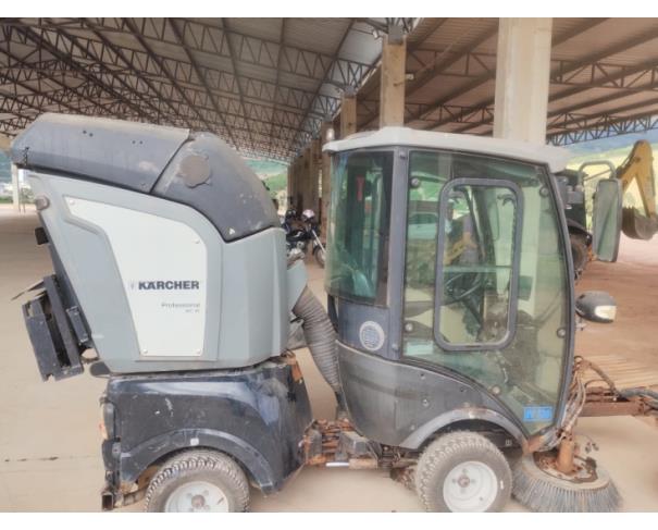 Foto de LOTE CONTENDO MÁQUINA VARREDEIRA KARCHER PROFISSIONAL MC 50, NO ESTADO EM QUE SE ENCONTRA.