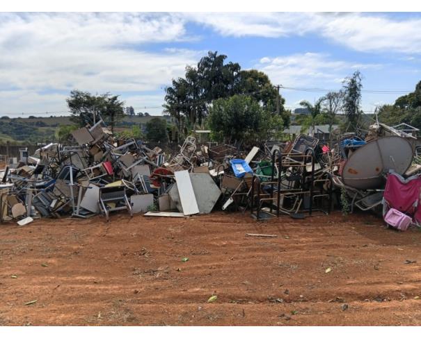 Foto de LOTE CONTENDO SUCATAS DE CADEIRAS, CARTEIRAS ESCOLARES, ENTRE OUTROS - (LOTE ESCOLAR B), NO ESTADO EM QUE SE ENCONTRAM. 