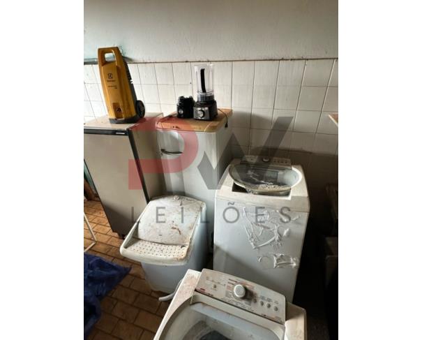 Foto de LOTE COM GELADEIRAS, MÁQUINA DE LAVAR, LIQUIDIFICADOR, FOGÃO, FOGÃO INDUSTRIAL, BEBEDOUROS, CAMA, ENTRE OUTROS, NO ESTADO EM QUE SE ENCONTRA.