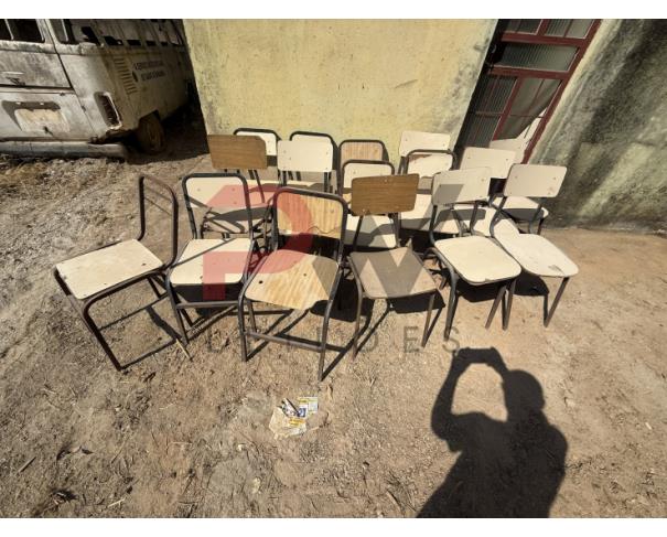 Foto de LOTE CONTENDO SUCATA DE  DIVERSOS BENS, TAIS COMO: MADEIRAS, ARMÁRIOS, COLCHONETES, CADEIRAS, MESAS ESCOLARES, EXTINTORES, VENTILADORES, CADEIRAS DE RODAS, MACAS, BALANÇAS, ENTRE OUTROS, NO ESTADO EM QUE SE ENCONTRAM.