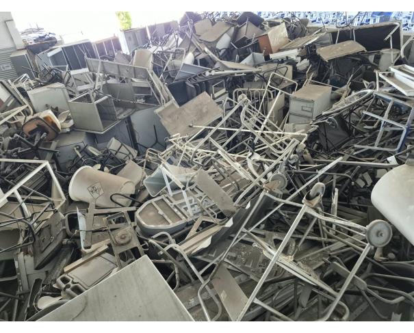 Foto de LOTE COMPOSTO POR SUCATA DE: ARMÁRIOS DE AÇO, MOBILIÁRIOS, DIVERSAS, NO ESTADO EM QUE SE ENCONTRAM.