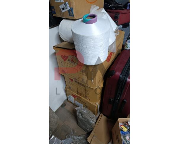Foto de LOTE CONTENDO MÁQUINA DE COSTURA BAOYU GT700, COM APROX. 29 ROLOS DE LINHA, NO ESTADO EM QUE SE ENCONTRAM.
