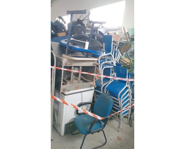 Foto de LOTE CONTENDO EQUIPAMENTO INDUSTRIAL E MOBILIÁRIOS, TAIS COMO: CADEIRAS ESCOLARES, ARMÁRIO DE AÇO, FREEZER, FREEZER INDUSTRIAL VERTICAL EM INOX, ENTRE OUTROS, NO ESTADO EM QUE SE ENCONTRA.