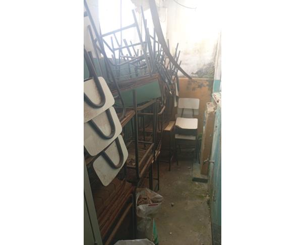 Foto de LOTE CONTENDO SUCATA DE ITENS DIVERSOS, TAIS COMO MATERIAIS DE INFORMÁTICA, CARTEIRAS ESCOLARES, ELETRODOMÉSTICOS, ENTRE OUTROS, NO ESTADO EM QUE SE ENCONTRA.