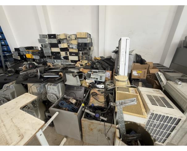 Foto de LOTE CONTENDO SUCATA DE MATERIAIS DE INFORMÁTICA, NO ESTADO EM QUE SE ENCONTRAM.