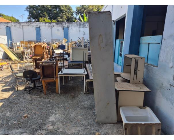 Foto de LOTE CONTENDO SUCATAS DIVERSAS, MOBILIÁRIO (CADEIRAS, ARMÁRIOS) EQUIPAMENTOS DIVERSOS, HOSPITALARES, DENTRE OUTROS, NO ESTADO EM QUE SE ENCONTRAM. 