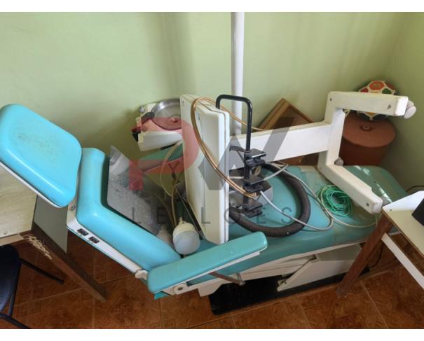 Foto de LOTE CONTENDO EQUIPAMENTOS ODONTOLÓGICOS E HOSPITALARES, TAIS COMO: MACAS, CADEIRA ODONTOLÓGICAS, RÉGUA ANTROPOMÉTRICA, ENTRE OUTROS, NO ESTADO EM QUE SE ENCONTRAM. 