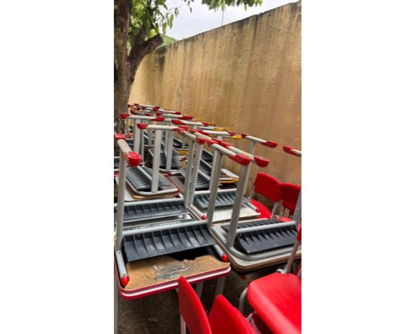 Foto de LOTE CONTENDO MESAS E CADEIRAS ESCOLARES, NO ESTADO EM QUE SE ENCONTRAM.